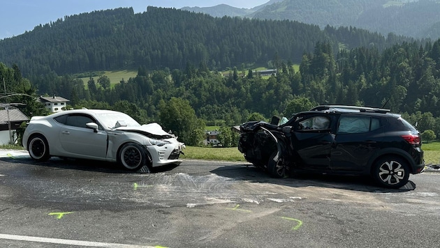Die beiden Autos krachten frontal zusammen.
