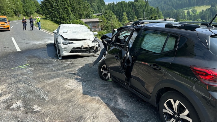 Beide Fahrzeuge wurden schwer beschädigt.