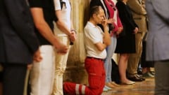 Bewegend: In tiefer Trauer kniet ein Rot-Kreuz-Mann beim Gottesdienst im Grazer Dom.