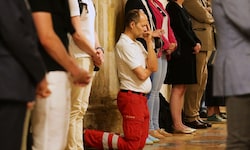 Bewegend: In tiefer Trauer kniet ein Rot-Kreuz-Mann beim Gottesdienst im Grazer Dom.
