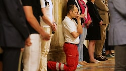 Bewegend: In tiefer Trauer kniet ein Rot-Kreuz-Mann beim Gottesdienst im Grazer Dom.