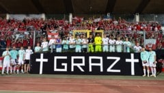 Nach dem 4:0-Erfolg standen die ÖFB-Stars hinter dem aufgestellten Graz-Banner und zeigten so ...