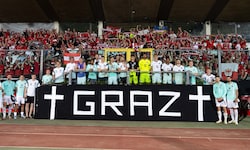 Nach dem 4:0-Erfolg standen die ÖFB-Stars hinter dem aufgestellten Graz-Banner und zeigten so ...