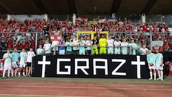 Nach dem 4:0-Erfolg standen die ÖFB-Stars hinter dem aufgestellten Graz-Banner und zeigten so ihre Anteilnahme. (Bild: Urbantschitsch Mario)