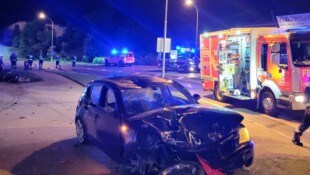 Stark beschädigt waren nach dem Unfall und Bushaltestellenwartehäuschen.