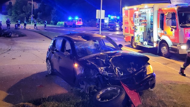 Stark beschädigt waren nach dem Unfall und Bushaltestellenwartehäuschen.