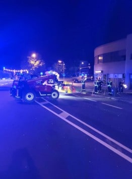 Die Berufsfeuerwehr reinigte die Fahrbahn.