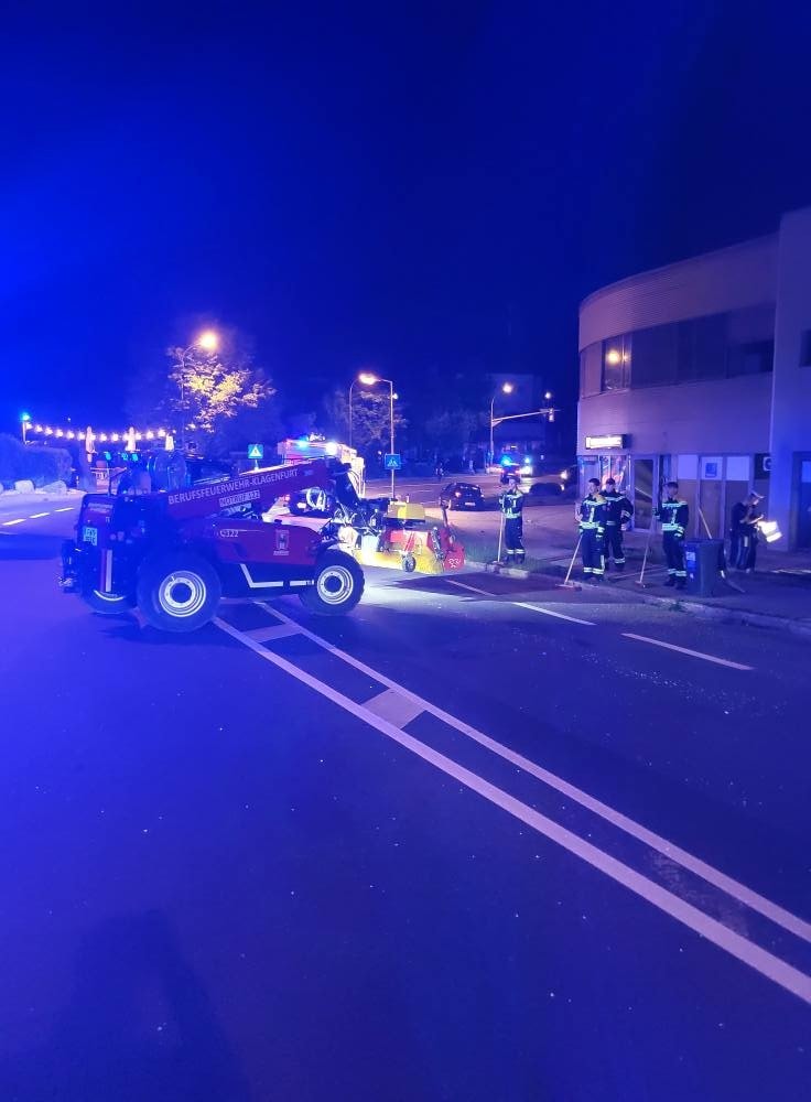 Die Berufsfeuerwehr reinigte die Fahrbahn.