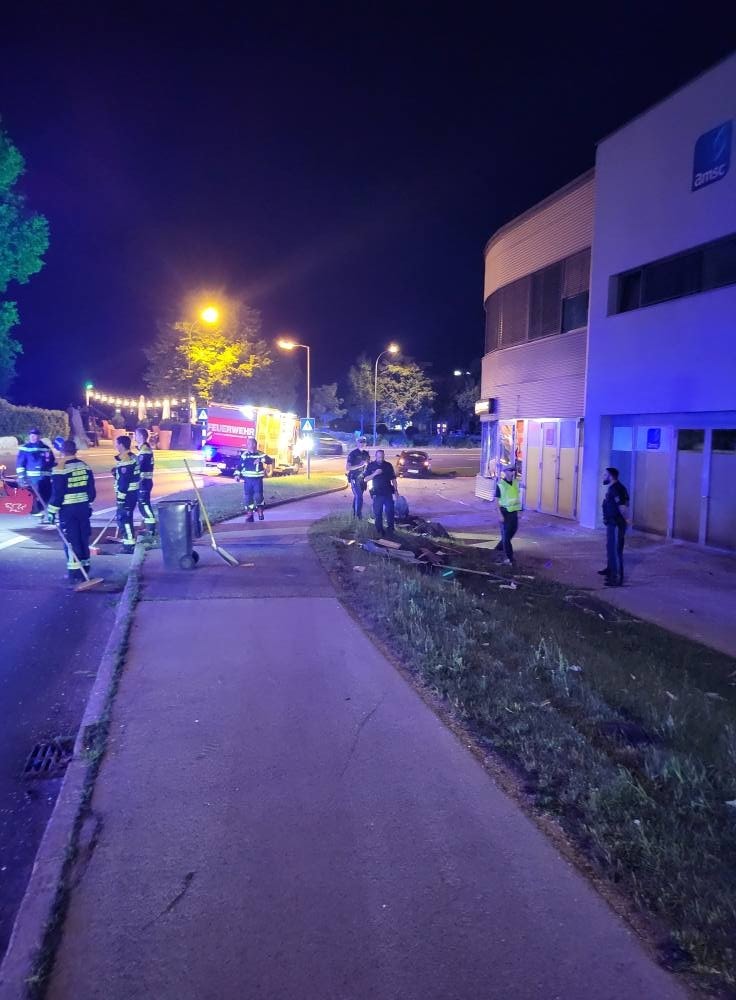 Die Feldkirchner Straße war für die Aufräumarbeiten komplett gesperrt.
