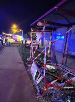 Die zerstörte Bushaltestelle wurde gesichert.