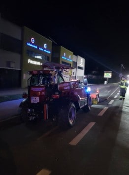 Teleskoplader und Kehrmaschine wurden gebraucht.