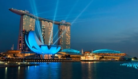 Singapurs Skyline mit dem markant überdachten Marina Bay Sands Hotel