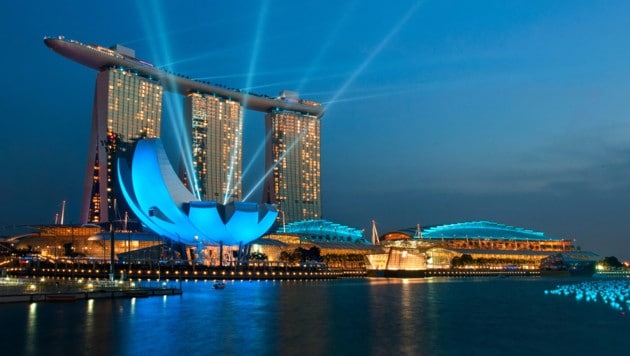 Singapurs Skyline mit dem markant überdachten Marina Bay Sands Hotel
