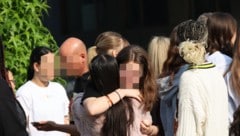 Vor der Helmut-List-Halle fielen sich Schüler und Schülerinnen in die Arme.
