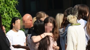Vor der Helmut-List-Halle fielen sich Schüler und Schülerinnen in die Arme.