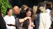 Vor der Helmut-List-Halle fielen sich Schüler und Schülerinnen in die Arme.