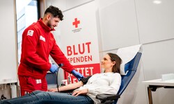 Blutspenden helfen Krebspatienten, Müttern bei einer Geburt, Patienten bei gewissen Leber- und ...