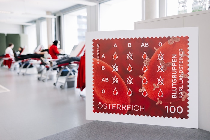 Vor 125 Jahren wurden die Blutgruppen entdeckt, daher hat die Post eine neue Marke aufgelegt. ...