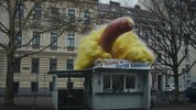 Mit Hilfe beeindruckender KI-Technik: Im neuen, bewusst provozierenden Linz-Video schießt eine ...