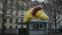 Mit Hilfe beeindruckender KI-Technik: Im neuen, bewusst provozierenden Linz-Video schießt eine ...