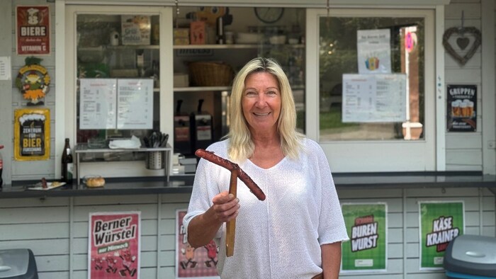 Sabine Lepschi mit dem einzig wahren Original: ihrer Käsekrainer (gibt es auch mit Chili).