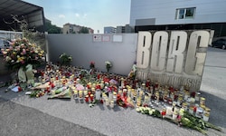 Blumen, Kerzen und Fotos säumten vor einem Jahr den Eingangsbereich des BORG ...
