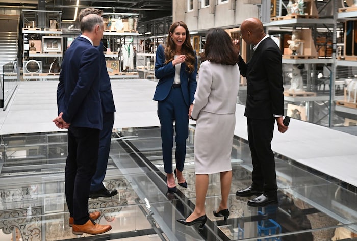 Prinzessin Kate besuchte am Dienstag das neue V&A East Storehouse im Osten Londons und entschied ...