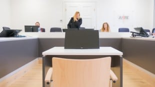 Der Sessel blieb leer, denn Simone Lugner ließ sich vor Gericht von ihrem Anwalt vertreten.