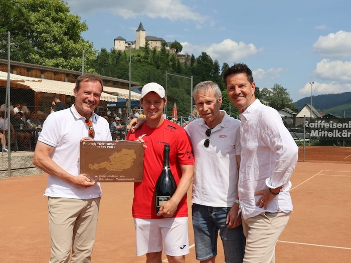 Patrick Ofner mit seiner Trophäe für die 100 Siege.