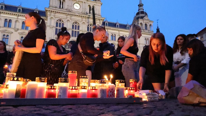 Vor allem junge Menschen kamen zum Lichtermeer am Grazer Hauptplatz.