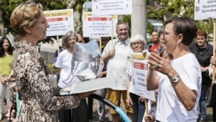 Landesrätin Martina Rüscher (ÖVP) nahm die Unterschriften entgegen.
