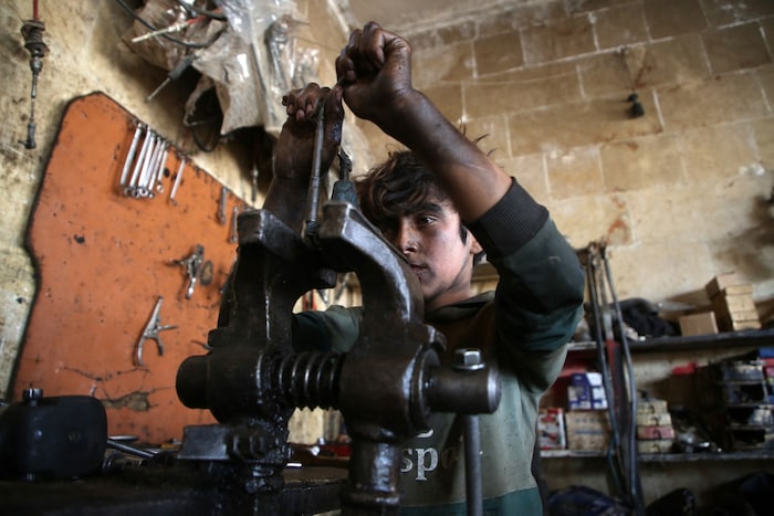 Ein 13-Jähriger arbeitet in einer Autowerkstatt in Syrien