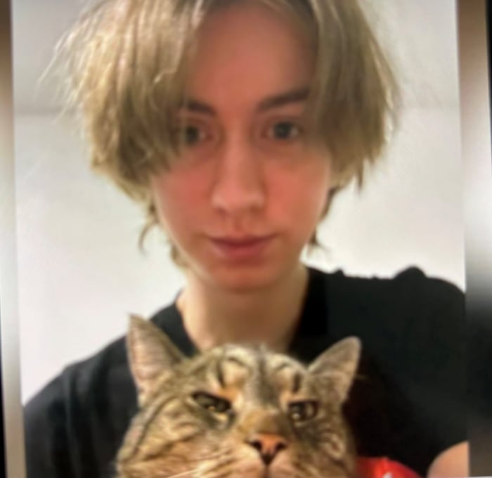 Arthur A. auf einem seiner Fotos vor der Tat – um die Katze hatte er sich noch in seinem ...