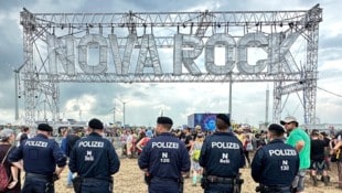 Die Polizei ist wie jedes Jahr mit einem Großaufgebot an Beamten mitten unter den ...
