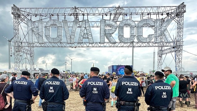Die Polizei ist wie jedes Jahr mit einem Großaufgebot an Beamten mitten unter den ...