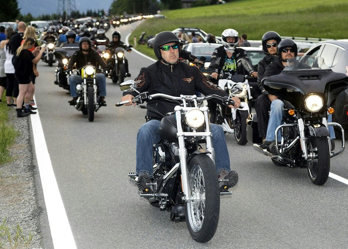 1500 Biker nahmen an der Gedenkfahrt wenige Tage nach der Tat teil.