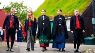 Royale Runde in Tórshavn! Frederik, Mary und Josephine starten ihren Färöer-Trip mit einem ...
