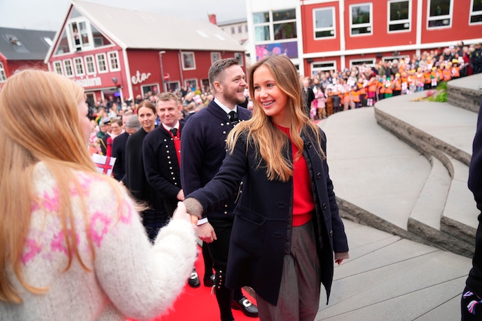 Prinzessin Josephine schüttelt professionell Hände.