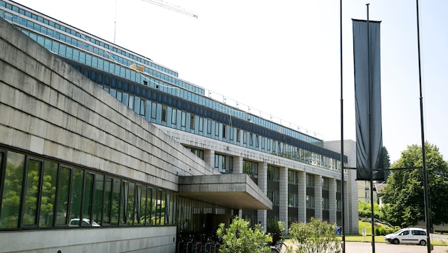 Auch vor dem Landhaus in Bregenz wurde die Trauerbeflaggung aufgezogen.
