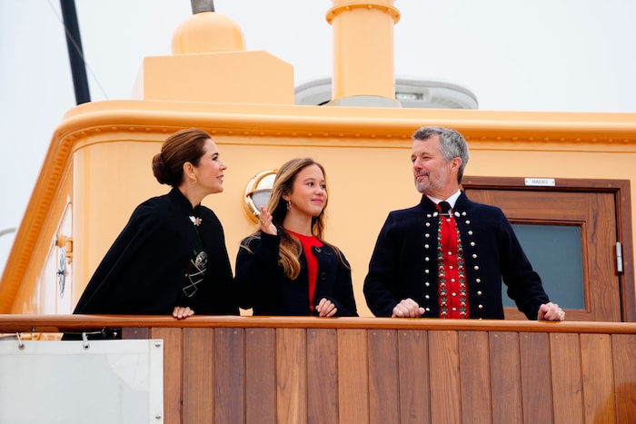 Königin Mary, Prinzessin Josephine und König Frederik bei ihrer Ankunft auf der Dannebrog