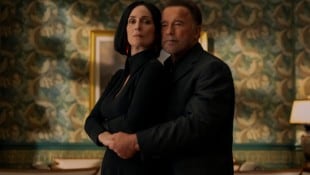 Arnold Schwarzenegger mit Co-Star Carrie-Anne Moss.