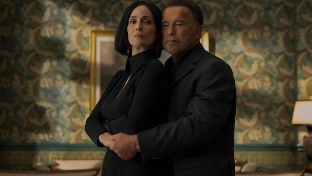 Arnold Schwarzenegger mit Co-Star Carrie-Anne Moss.
