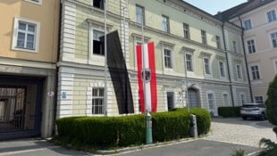 Anlässlich der Tragödie von Graz wurde auch Trauerbeflaggung in der Justizanstalt Klagenfurt aufgezogen. Dort sitzt auch der Attentäter von Villach in U-Haft. (Bild: Wassermann Kerstin)