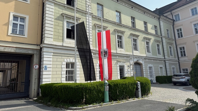 Anlässlich der Tragödie von Graz wurde auch Trauerbeflaggung in der Justizanstalt Klagenfurt ...