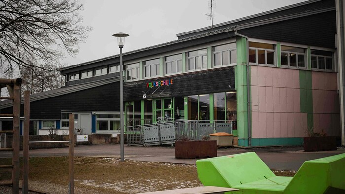 Die Volksschule in Neukirchen an der Enknach