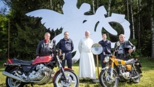 Vor dem Motorradengel in Eibenstein freuen sich schon Biker Erich Schatzberger, Pfarrkirchenrat ...