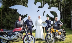 Vor dem Motorradengel in Eibenstein freuen sich schon Biker Erich Schatzberger, Pfarrkirchenrat ...