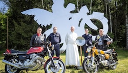 Vor dem Motorradengel in Eibenstein freuen sich schon Biker Erich Schatzberger, Pfarrkirchenrat ...