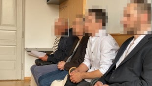 Der Zweitangeklagte soll den Hundebesitzer gemeinsam mit seiner Freundin überfallen haben. 