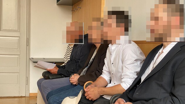 Der Zweitangeklagte soll den Hundebesitzer gemeinsam mit seiner Freundin überfallen haben.